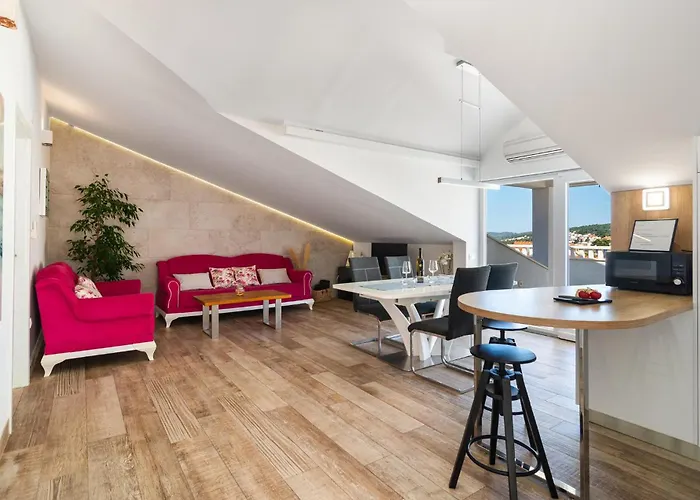 Апартаменти 2 Bedroom Lovely In Hvar *